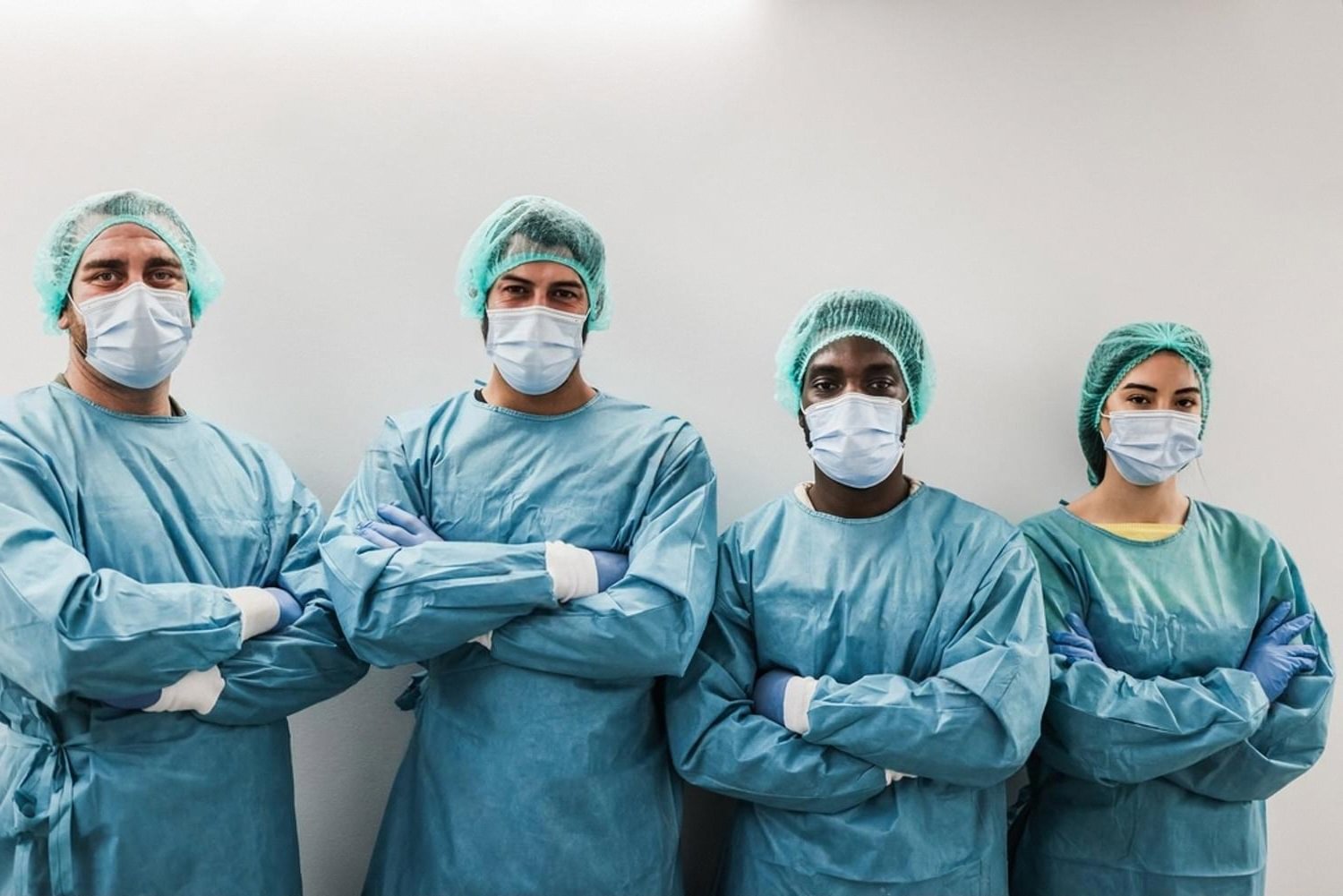 Surgical team in blue gowns and green caps ready for hernia surgery at a UAE hospital